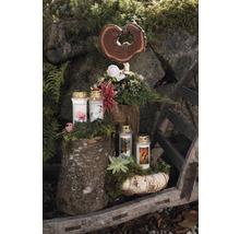 Dekorative Grableuchten mit Blumen und Holzelementen für den Friedhof