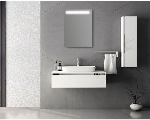 Salle de bain moderne avec meuble sous-lavabo, miroir, porte-serviettes et armoire haute