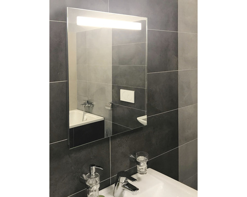 Salle de bain moderne avec armoire de toilette et lavabo