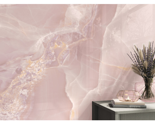 Intérieur décoratif avec texture de marbre sur le mur, combiné avec une table d''appoint avec bougie et fleurs