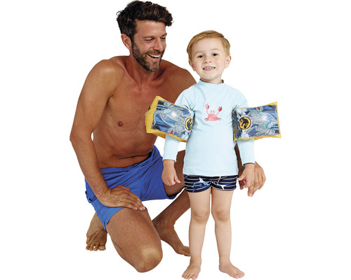 Père et enfant avec des brassards et des maillots de bain