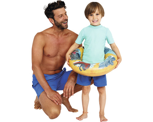 Vater und Sohn mit Schwimmreifen für Kinder am Pool