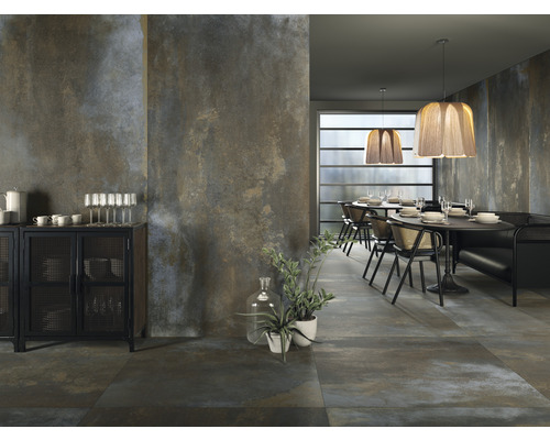 Restaurant avec tables, chaises, vaisselle, armoire et carreaux muraux et de sol aspect rouille