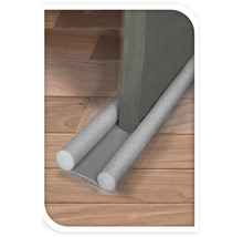 Boudin de porte sur un plancher en bois.