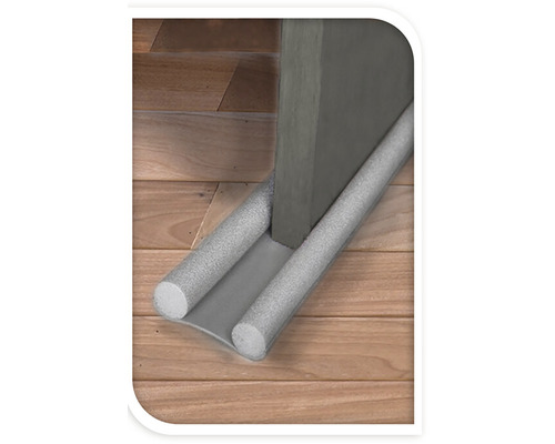 Boudin de porte sur un plancher en bois.