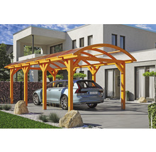 Abri de voiture en bois avec toit en polycarbonate et voiture devant une maison d''habitation