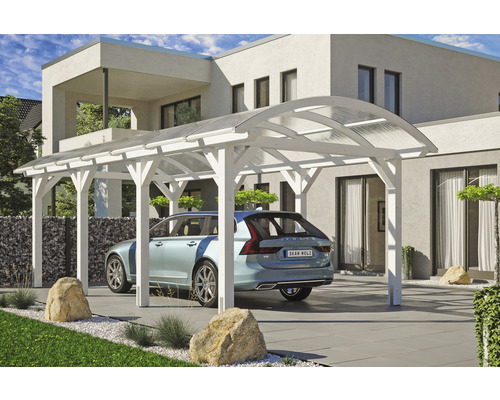 Carport aus Holz mit transparentem Dach und darunter geparktem Auto vor einem Wohnhaus.