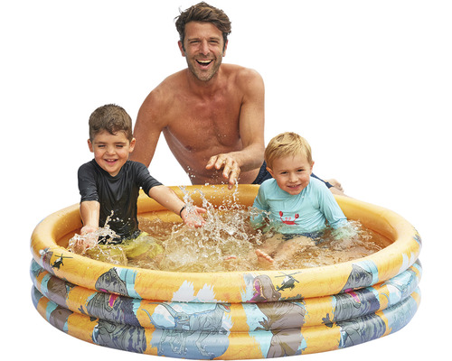 Familie mit Planschbecken mit Dinosaurier-Motiv im Garten