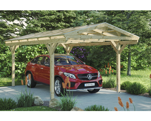 Voiture sous un abri de voiture en bois dans le jardin