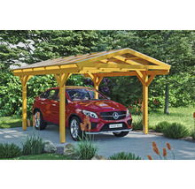 Ein rotes Auto steht unter einem gelben Carport im Garten.