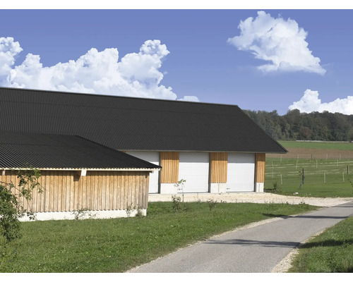 Bâtiment avec toit en tôle trapézoïdale et portes roulantes