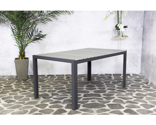 Rechteckiger Gartentisch aus Metall und Holzlatten