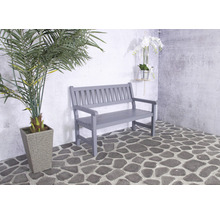 Banc en bois gris avec palmier en pot et décoration