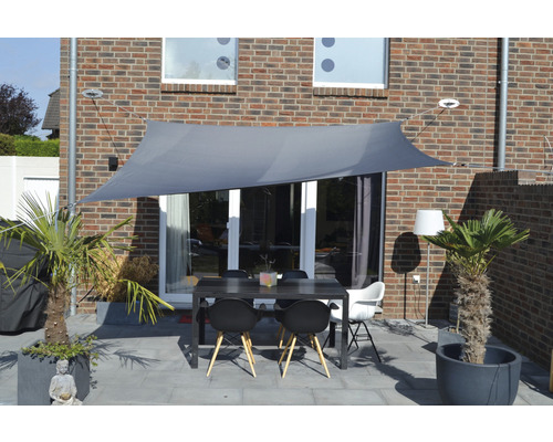 Terrasse mit Sonnensegel, Esstisch und Pflanzen