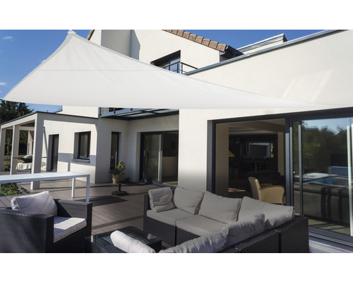 Terrasse avec voile d''ombrage, mobilier de jardin et maison moderne en arrière-plan