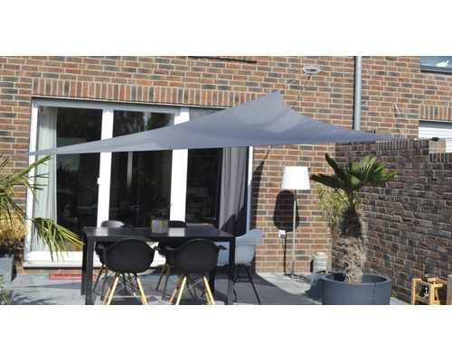 Vue de dessus d''une terrasse avec voile d''ombrage, table et chaises