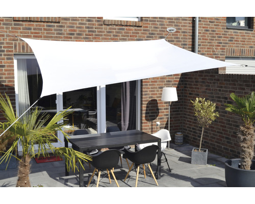 Terrasse avec voile d''ombrage, table et chaises