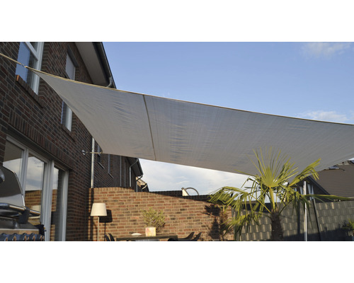 Voile d''ombrage sur une terrasse avec meubles et plantes