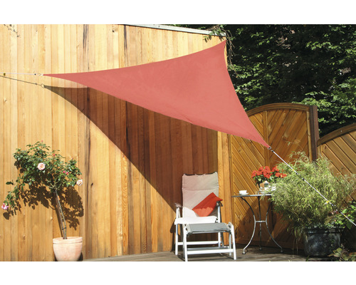 Voile d''ombrage triangulaire dans le jardin avec chaise et plantes