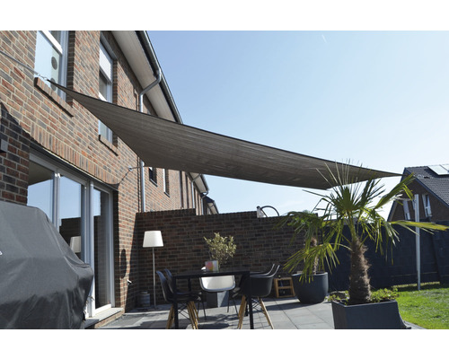 Terrasse avec voile d''ombrage, table et plantes pour l''extérieur