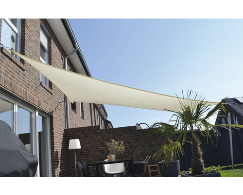 Terrasse avec voile d''ombrage triangulaire et mobilier de jardin