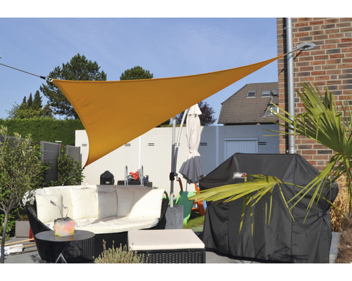 Terrasse avec voile d''ombrage, mobilier de jardin et barbecue