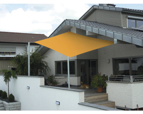 Voile d''ombrage jaune sur une terrasse au design résidentiel