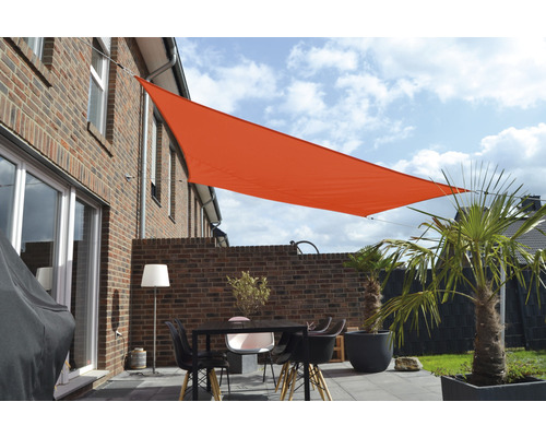 Extérieur avec voile d''ombrage, table, chaises et plantes