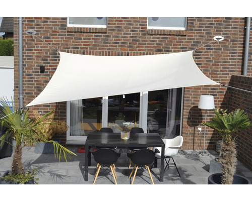 Terrassenszene mit Sonnensegel, Tisch und Stühlen für den Aussenbereich