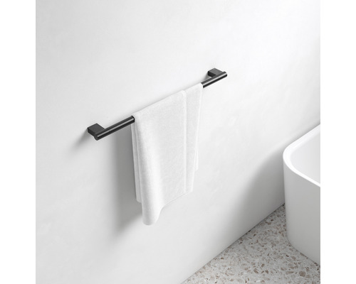 Porte-serviettes noir avec serviette blanche dans la salle de bain