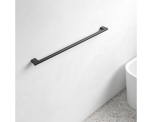 Schwarzer Handtuchhalter an einer weissen Wand im Badezimmer.