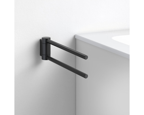 Schwenkbarer Handtuchhalter mit zwei Armen zur Wandmontage im Badezimmer.