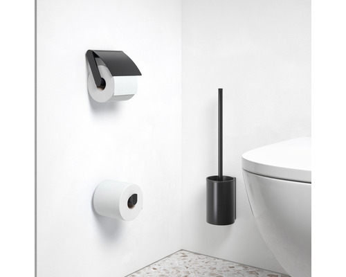 Intérieur de salle de bains avec distributeur de papier toilette, papier toilette et brosse de toilette