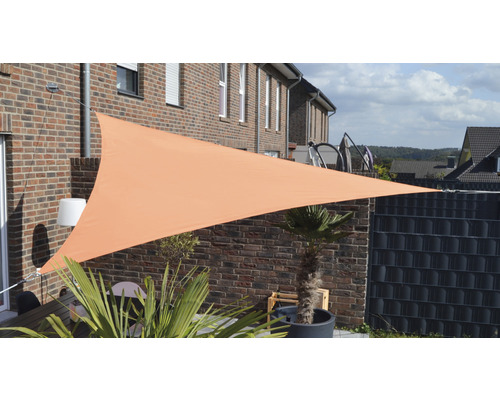 Voile d''ombrage triangulaire dans le jardin pour l''ombrage