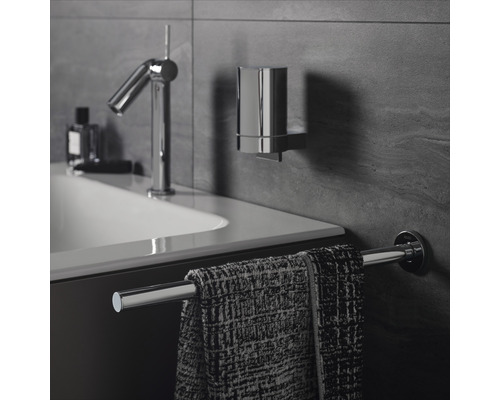 Badezimmer Waschbeckenarmatur, Handtuch und Becherhalter