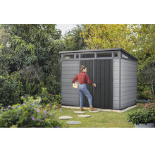 Abri de jardin en plastique avec portes coulissantes dans le jardin