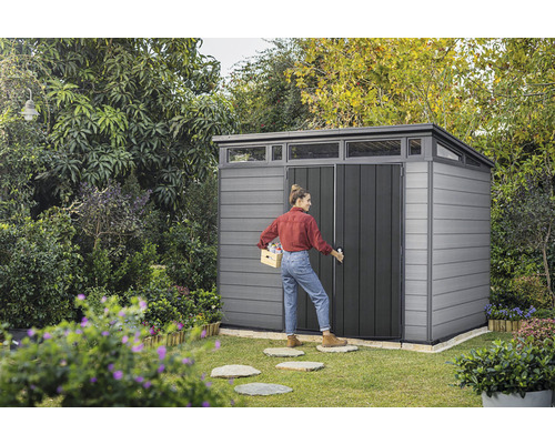 Abri de jardin en plastique avec portes coulissantes dans le jardin