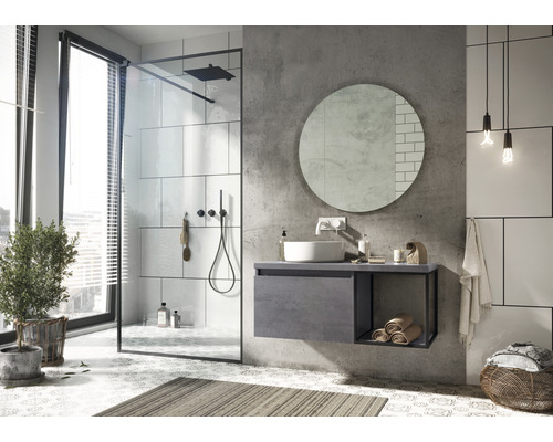 Badezimmer mit Dusche, Waschtisch, Spiegel und Zubehör für ein modernes Ambiente.