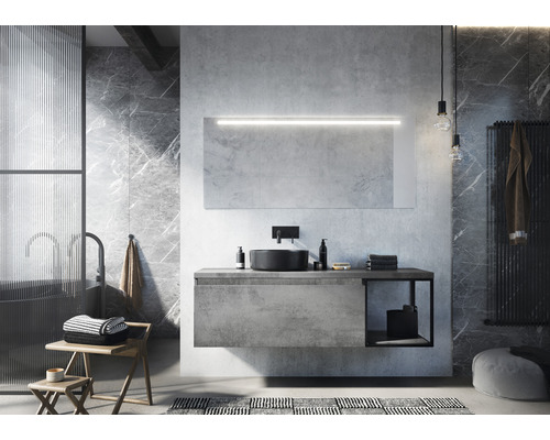 Modernes Badezimmer mit Waschtisch, Spiegel mit Beleuchtung und Badewanne