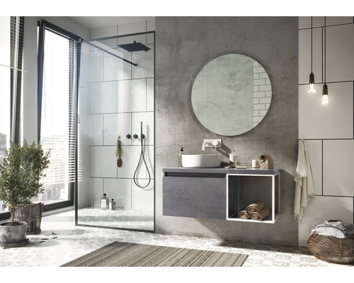 Modernes Badezimmer mit Dusche, Waschtisch, Spiegel und Dekoration