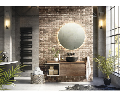 Salle de bains de style loft avec lavabo, miroir avec éclairage, sèche-serviettes et baignoire