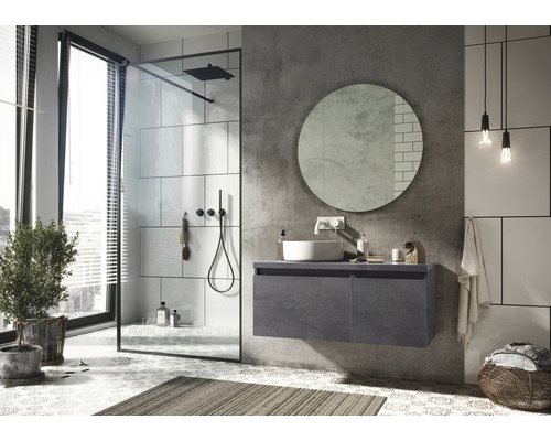 Modernes Badezimmer mit Dusche, Waschtisch, Spiegel und Beleuchtung