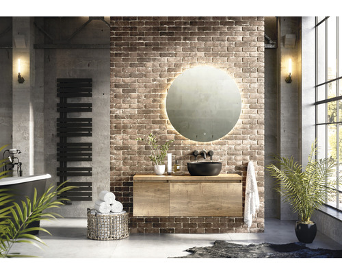 Badezimmer im Industriestil mit Waschtisch, Spiegel und Heizkörper