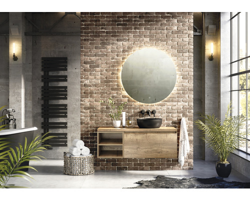 Badezimmer mit Waschtisch, Spiegel mit Beleuchtung, Handtuchwärmer und Badewanne im Industrie-Stil