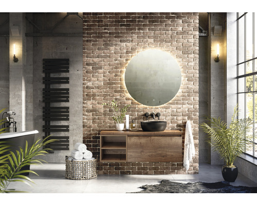 Salle de bains de style loft avec lavabo, miroir avec éclairage et radiateur