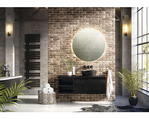 Salle de bains de style industriel avec lavabo, miroir lumineux et sèche-serviettes.