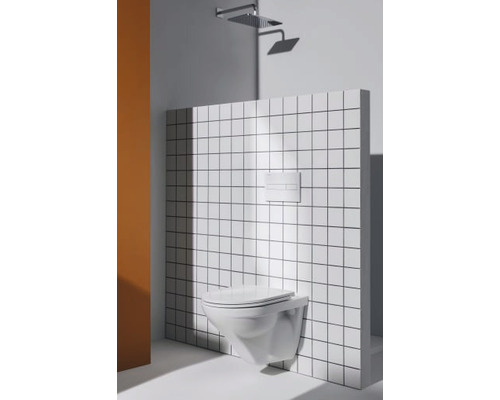 Wandhängendes WC mit Spülkasten und Duschkopf in einem modern gestalteten Badezimmer.