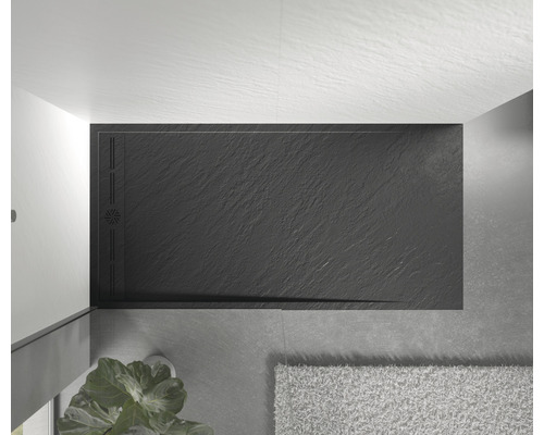 Vue de dessus d''une douche avec receveur plat en ardoise dans une salle de bain.