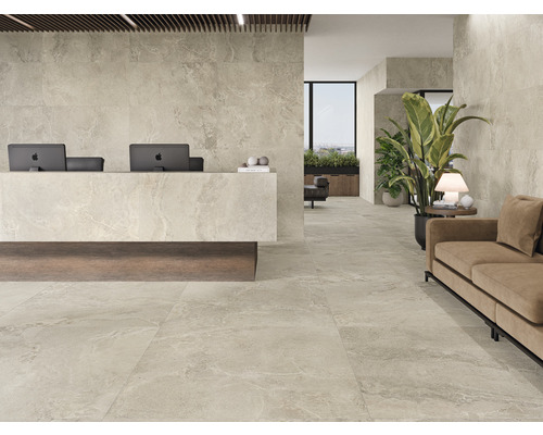 Heller Raum mit Bodenfliesen in Steinoptik, Rezeption und Sitzbereich