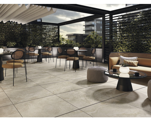 Terrasse mit Lounge Möbeln und Bodenfliesen
